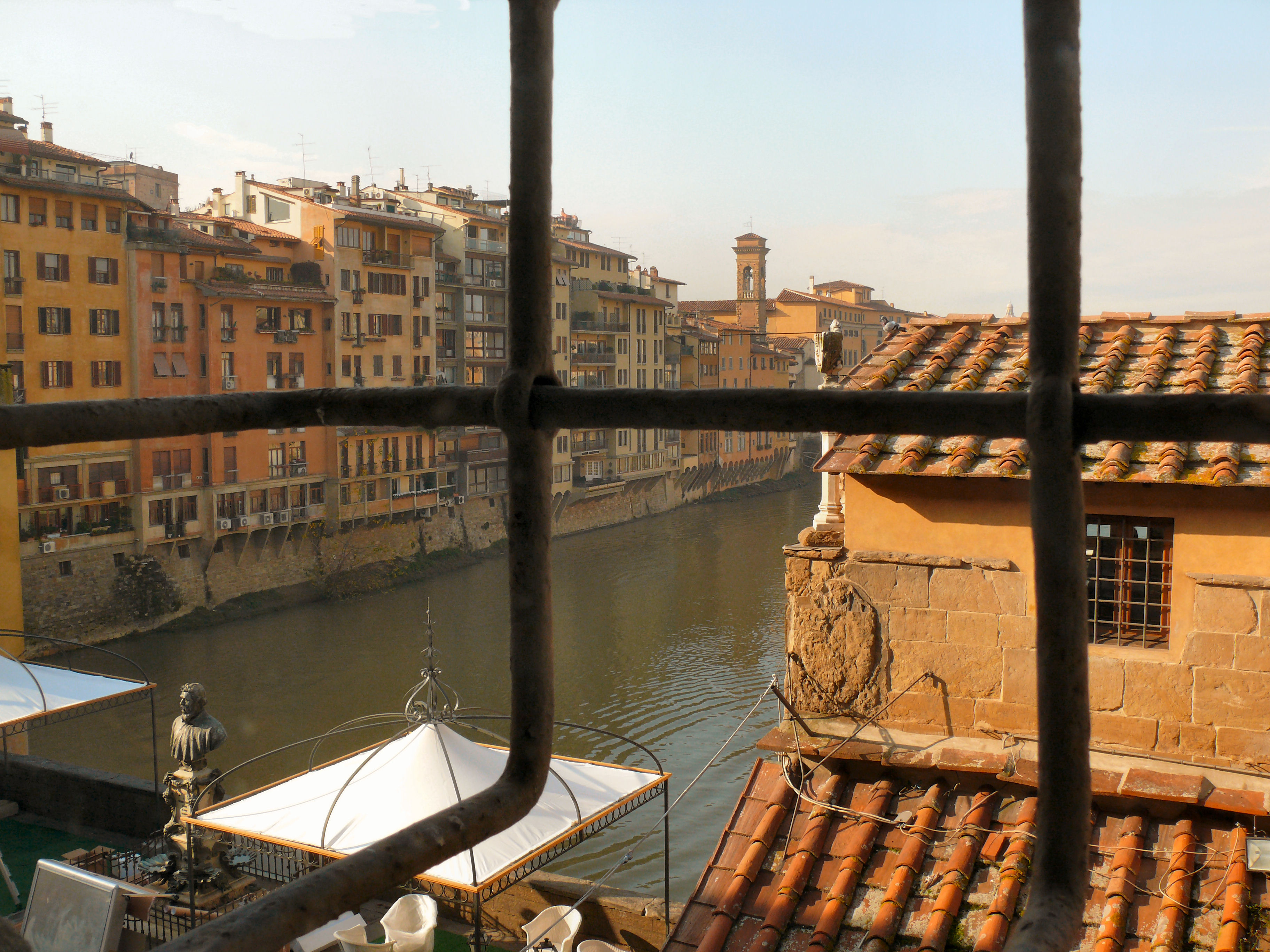 vista dell'arno dal corridoio Vasariano nel tratto soprastante il Ponte Vecchio